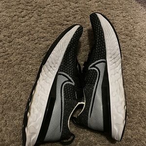 Nike FlyKnit, Size 8. barely worn!!!!